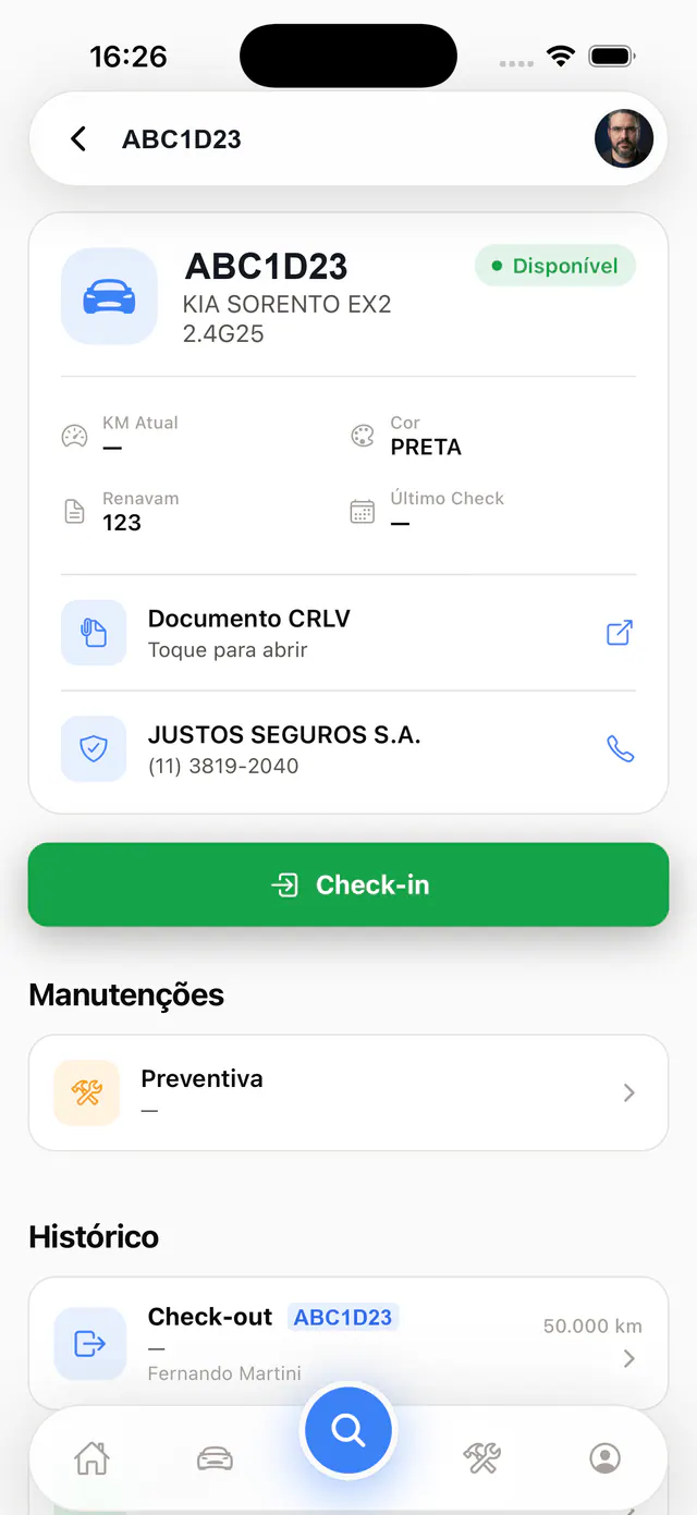 Detalle del vehículo con permiso de circulación, seguro, número de vehículo y kilometraje