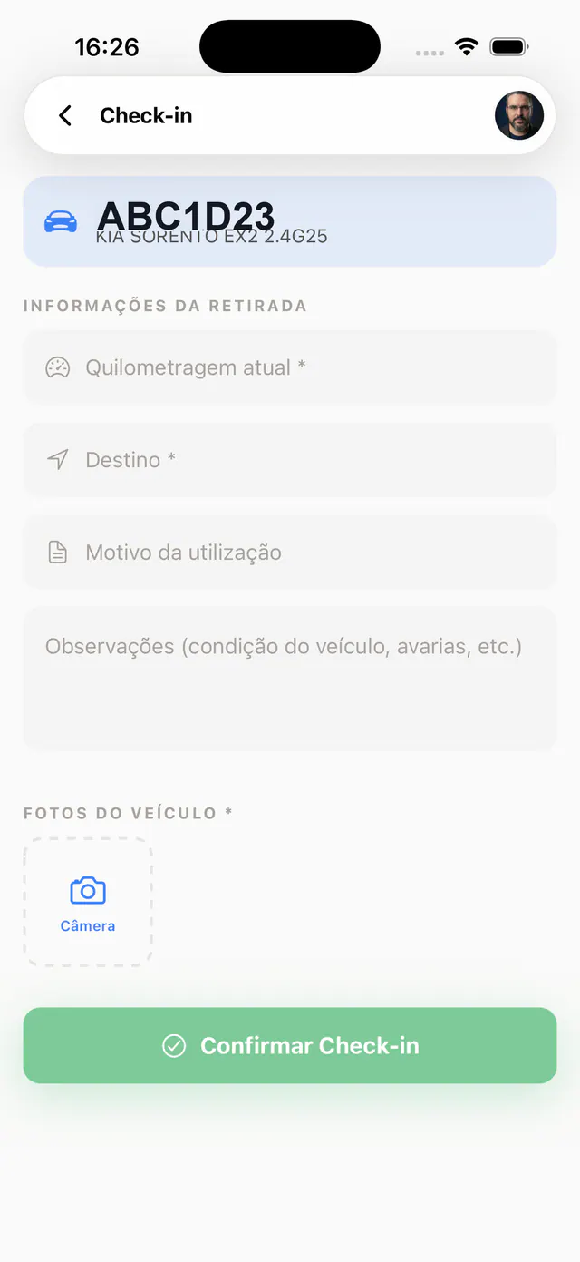 Pantalla de salida de Partiu Frota con kilometraje, destino y fotos del vehículo